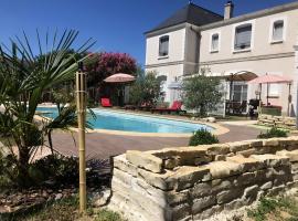 A picture of the hotel: Villa de 6 chambres avec piscine privee jardin clos et wifi a Saint Cyr sur Loire