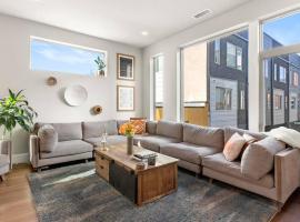 Ξενοδοχείο φωτογραφία: Hip Townhome w/ Rooftop VIEWS - Walk to Everything