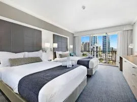 Deluxe Twin Studio in Surfers Paradise - CoastHM