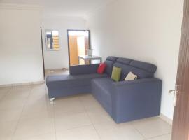 Lovely 1-Bed duplex house, ξενοδοχείο στο Αμπιτζάν
