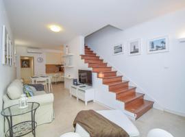 Foto di Hotel: Central Family Apartment - 60 m from the beach