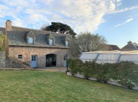 Foto di Hotel: Maison bretonne en pierre avec WIFI et piscine couverte à LOUANNEC - Réf 846