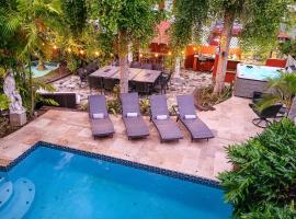 酒店照片: Luxurious San Juan Villa with Pool - Walk to Beach!