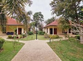 A picture of the hotel: Room in Bungalow - Schones Bungalow mit gemeinschaftichem Ausenpool und 2km vom Sandstrand enfernt