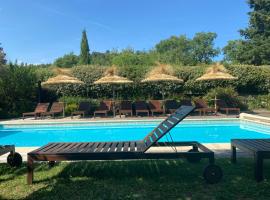 Foto di Hotel: GITE LES GRANDES VIGNES, SUD Ardèche, indépendant et privatisé, piscine chauffée, climatisation, SPA, 11 chambres, 8 salles de bains
