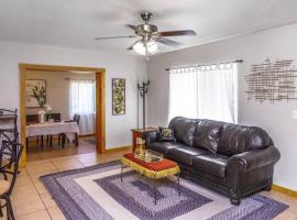 A picture of the hotel: Charming Pueblo Cottage Mins From Downtown Abq