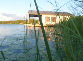 Houseboat "Upes Nams", ξενοδοχείο σε Varkaļi