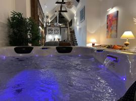 होटल की एक तस्वीर: Liberty Suites / Loft 100m2 avec Jacuzzi privatif