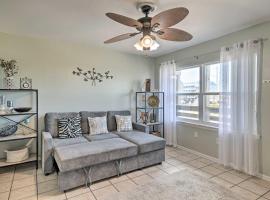 Gulf Shores Condo with Pool and Grill Walk to Beach!, hotel v destinaci Gulf Shores