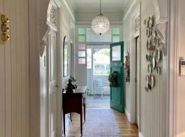 Hotel Foto: Gorgeous Arthouse Queenslander In Ipswich