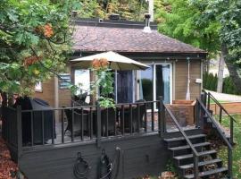 Om chalet 2 avec spa et foyer bordé du fleuve, hotel v destinaci St-Pierre-de-l'Île-d'Orléans