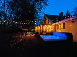 Spacious Gateway, 15 min to Camelback Ski, Hot tub, Game room