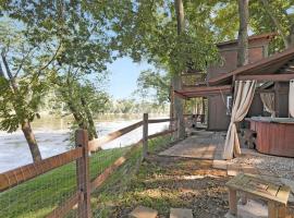 ホテル写真: Waterfront Cabin overlooking Potomac w/ Hot tub