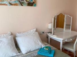 Hotelfotos: Comfortable guest room with balcony
