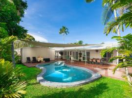 Hotel Photo: Trinity Family 3BR Home Pool, 600m to Beach