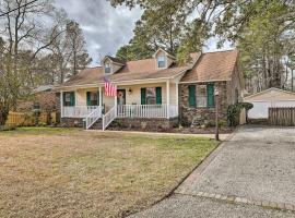 ホテル写真: Lakeside Happiness Home on Lake Moultrie!