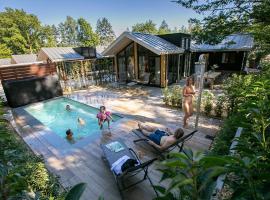 Pool Lodge - Vakantiepark De Thijmse Berg, Hotel in Rhenen