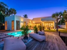 Hotel foto: Glamorous Waterfront Canal Home w Pvt Dock & Pool
