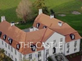 होटल की एक तस्वीर: Castle Apartment in Österlen - The Thott Suite