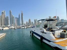 Yacht boat 2 Beds 1 Bath Dubai Eye Dubai Marina JBR, hotel in Dubai