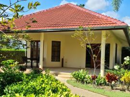 Hotel foto: Beautiful bungalow with a communal outdoor pool and 2 km from the sandy beach