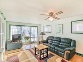 Hotel fotoğraf: Neenah Home with Deck Near Lake Winnebago