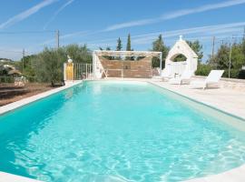 รูปภาพของโรงแรม: Holiday rental Masseria Carperi,Cisterna