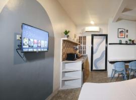 Hotel Photo: Hive Manila Guesthouse and Apartments 400 Mbps - Gallery Studio