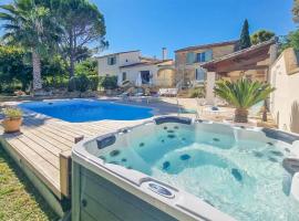 מלון צילום: Gorgeous Home In Aigues-vives With Jacuzzi