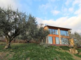 รูปภาพของโรงแรม: Splendid chalet in Volpago del Montello with bubble bath