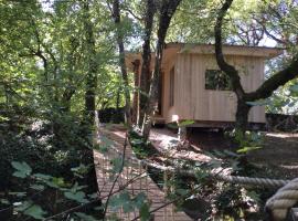 cabane lodge avec spa privatif, hotel v destinaci Livernon