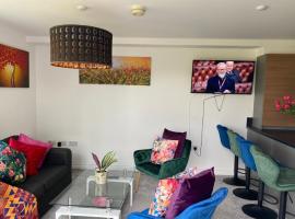 Hotelfotos: Contemporary, Cosy & Homely 2 Bed Apartment with High-Speed WIFI, Terrace & Free Parking overlooking Stourbridge Common Park & Coldham's Brook