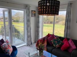 Hotel Foto: Contemporary, Cosy & Homely 2 Bed Apartment with High-Speed WIFI, Terrace & Free Parking overlooking Stourbridge Common Park & Coldham's Brook
