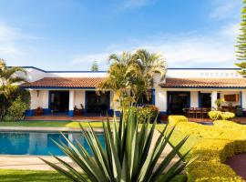होटल की एक तस्वीर: Casa vacacional con piscina para 14 personas