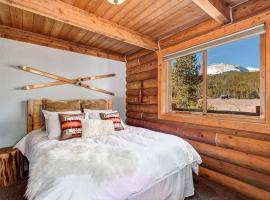 A picture of the hotel: Warm And Luxurious Private Breckenridge Cabin Retreat W Hot Tub Blue River Hideaway By Boutiq