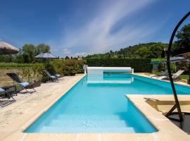 Foto do Hotel: Beautiful holiday home in Gargas with private pool