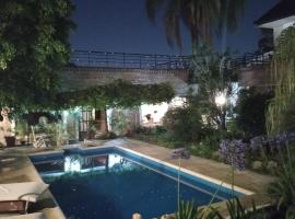 Фотография гостиницы: CABAÑAS VILLA CLUB 4 cerca del aeropuerto el palomar