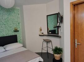 Studio Nina, hotel sa Kastel Stafilic
