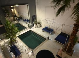 รูปภาพของโรงแรม: Riad 5 Chambres & Piscine & Breakfast - Marrakech