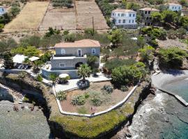 Фотографія готелю: Lady of Hydra Villa, sea front view, private beach