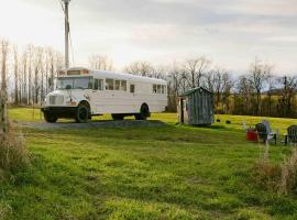 Hotel Foto: Serene Bus Getaway Among Rolling Farm Land