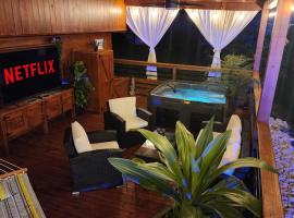 Hotel fotografie: Palm's Luxury Suite with Private Jacuzzi
