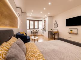 รูปภาพของโรงแรม: Luxury Studio Living: High-End Amenities and Great Location