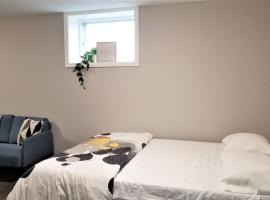 Hotel fotografie: Charming Studio with Parking, Netflix, Full Kitchen - Close to Algonquin College