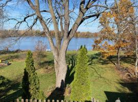 Hotel Photo: Downtown Delavan Lake Home