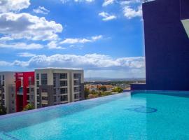 Hotel fotografie: Apartment with roof top pool.