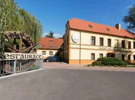Hotel Selsky Dvur - Bohemian Village Courtyard