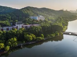 Shangri-La Hangzhou - The back garden of West Lake