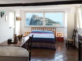 Hotel Photo: Mansarda con terrazza davanti castello aragonese