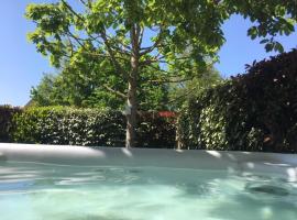 Foto do Hotel: Appartement contemporain jardin & jacuzzi